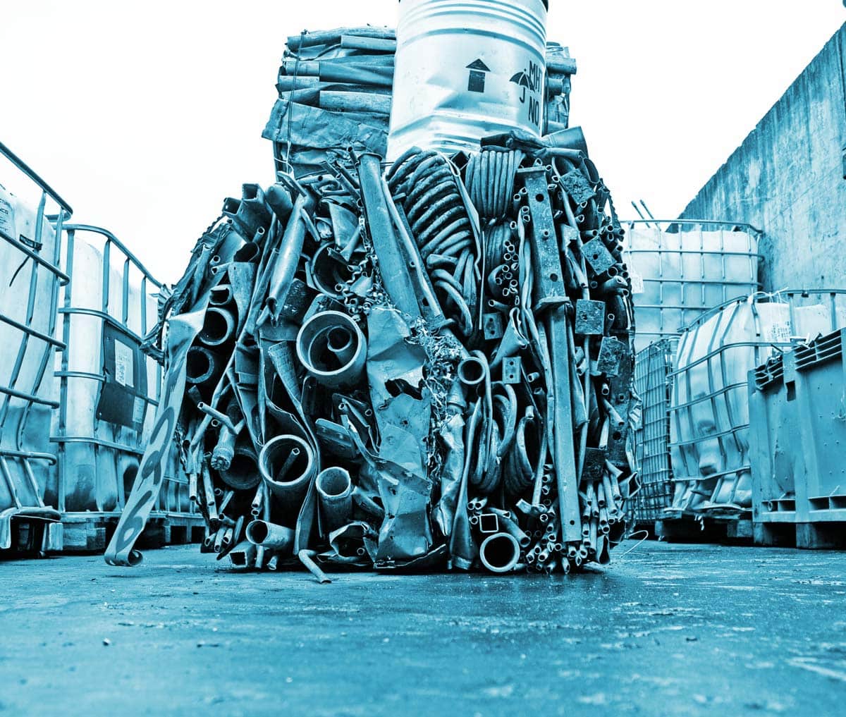 Gepresster Metallblock steht auf dem Recyclinghof